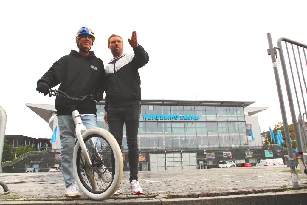 Fabio Wibmer und Georg Fechter sind fasziniert von dem "BMX-Parcour" vor am Europaplatz und kommen im Februar für ein Event der Extraklasse zurück nach Kiel.