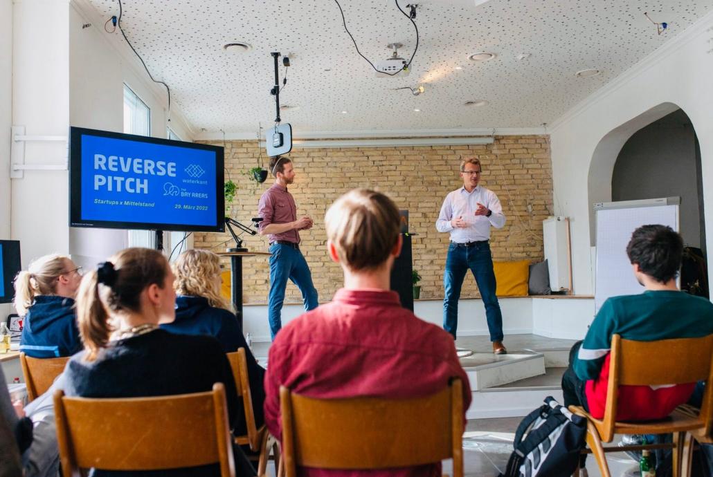Beim Reverse Pitch buhlen gestandene Kieler Unternehmen um die Expertise der Startup-Szene.