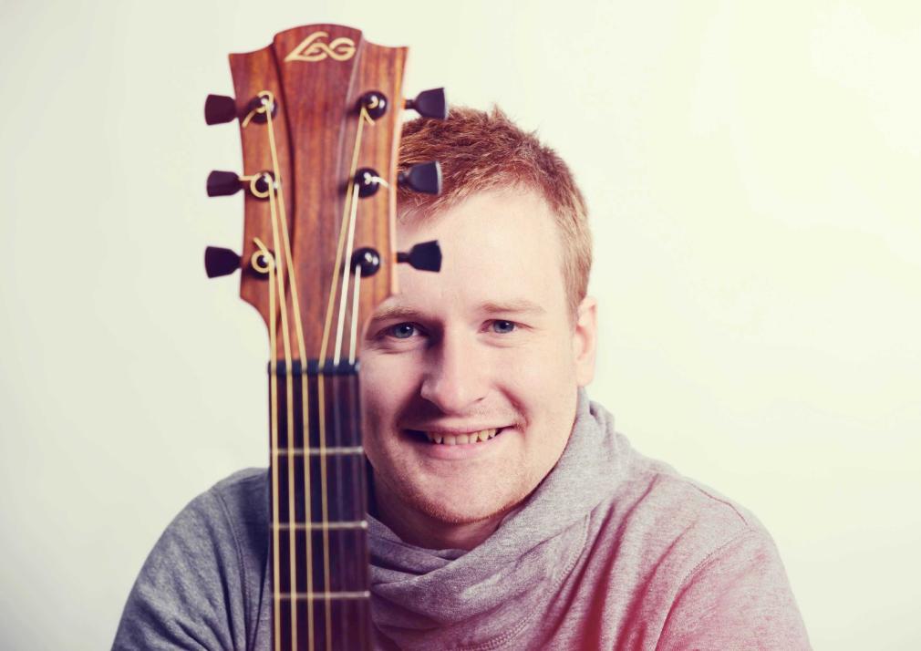 Brendan Lewis ist ein Kieler Singer/Songwriter, der mit seinen eigenen Songs auf den Bühnen der Stadt zu Hause ist.
