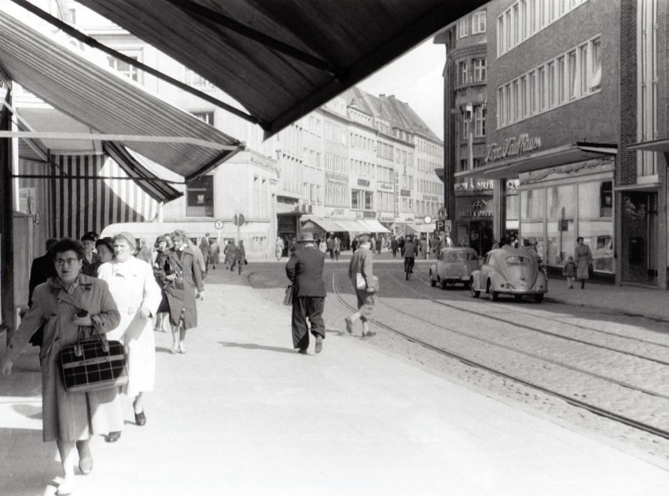 1955 fotografierte Wilhelm Pöhlmann die Holstenstraße.