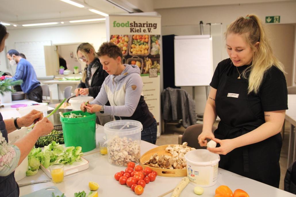 Fleißig schnippeln Food-Saver und Teilnehmende das Gemüse für das Büffet, auf das sich alle freuen.