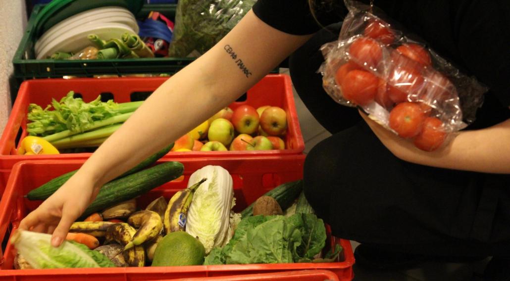Gemeinsam wehrt sich Food-Sharing Kiel gegen das Verschwenden von essbaren Lebensmitteln.