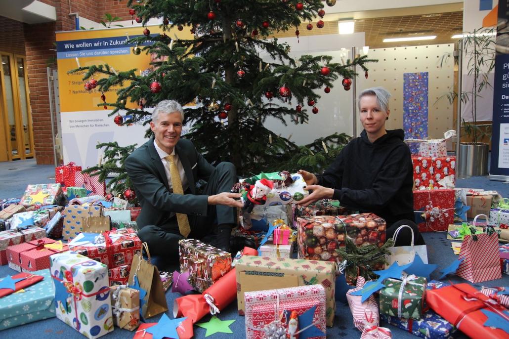 Kieler Volksbank sammelt rund 1000 Geschenke für Kinder