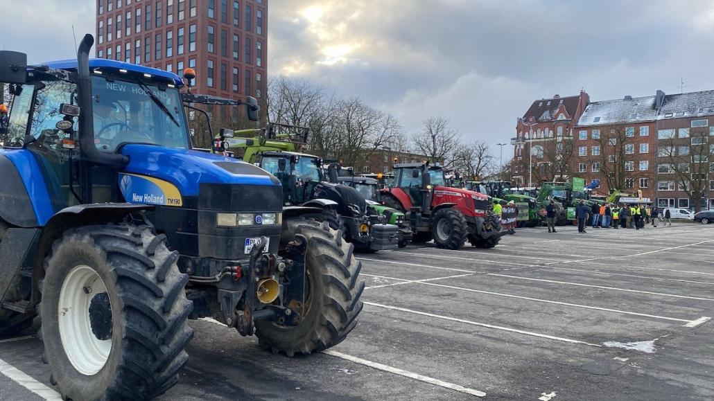 Auf dem Kieler Exerzierplatz versammelten sich die Landwirte mit ihren Traktoren kurzfristig.