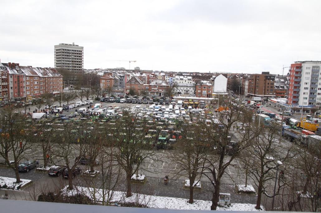 Rege Beteiligung: Der Kieler Exerzierplatz ist Treffpunkt der Landwirte während ihrer Demonstation.