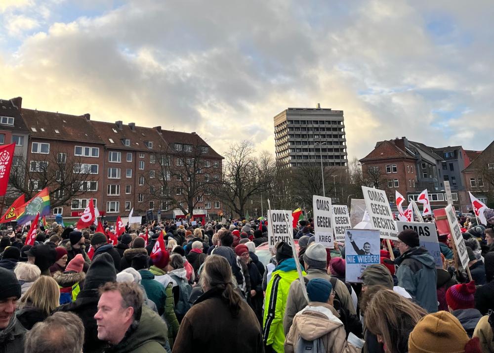 Tausende Menschen demonstrierten in Kiel gegen Rechts.