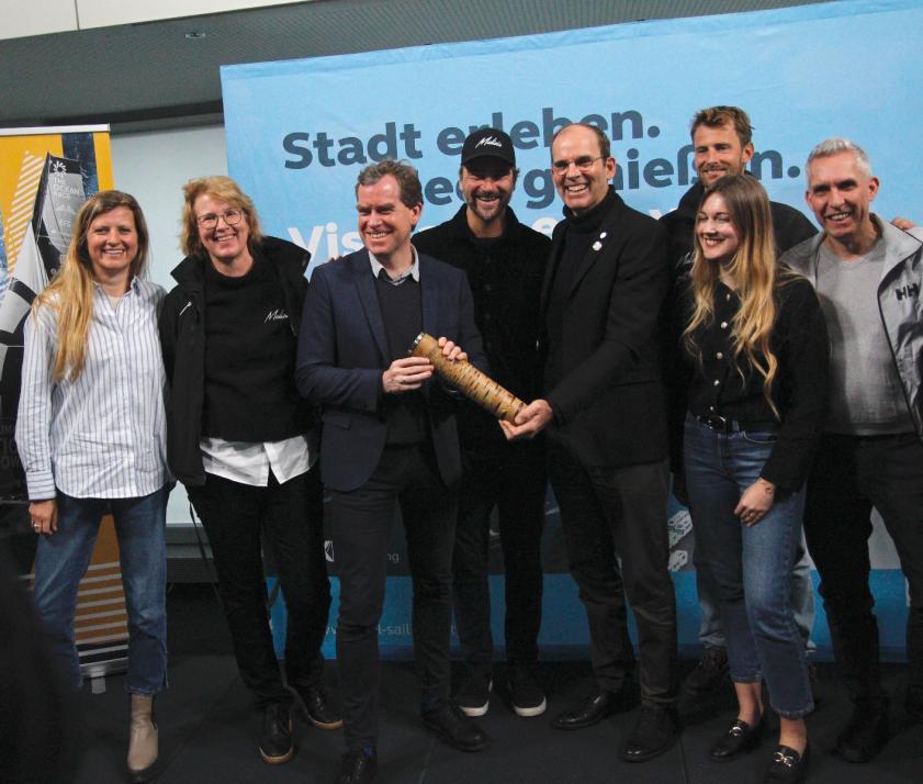 Die Landeshauptstadt Kiel hat Grund zur Freude: Oberbürgermeister Ulf Kämpfer (Mitte) ist Stolz auf die Zusage des Ocean-Race-Starts in Kiel.