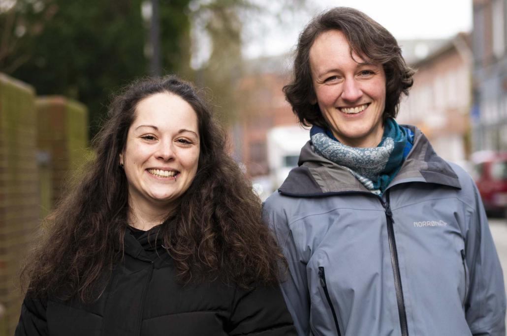 In Kiel sind Lara Kaufmann (li.) und Tina Zymni unterwegs, um die Einwohner*innen in Mettenhof und Gaarden bei Verbraucherfragen zu unterstützen.