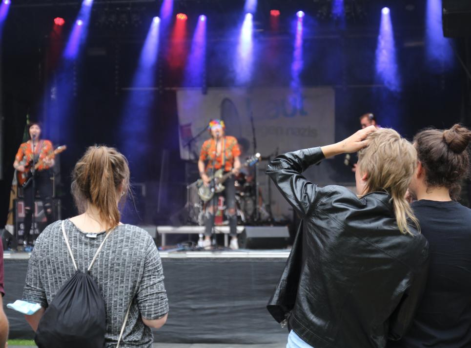 Die Kieler Band „No Sugar" heizte den Fans auf der Jungen Bühne der Kieler Woche 2022 ordentlich ein.