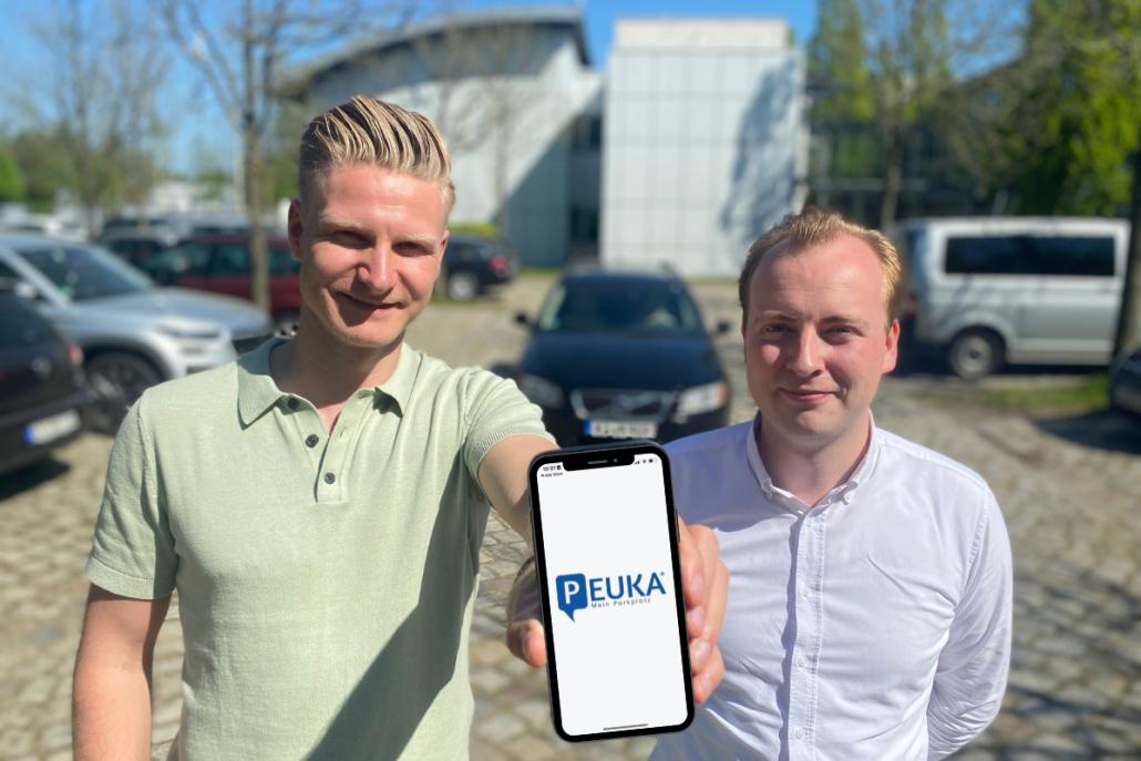 Christopher Gruber und Malte Wussow (v.l.) entwickelten eine App, die das Parken in Ballungszentren erleichtern soll.