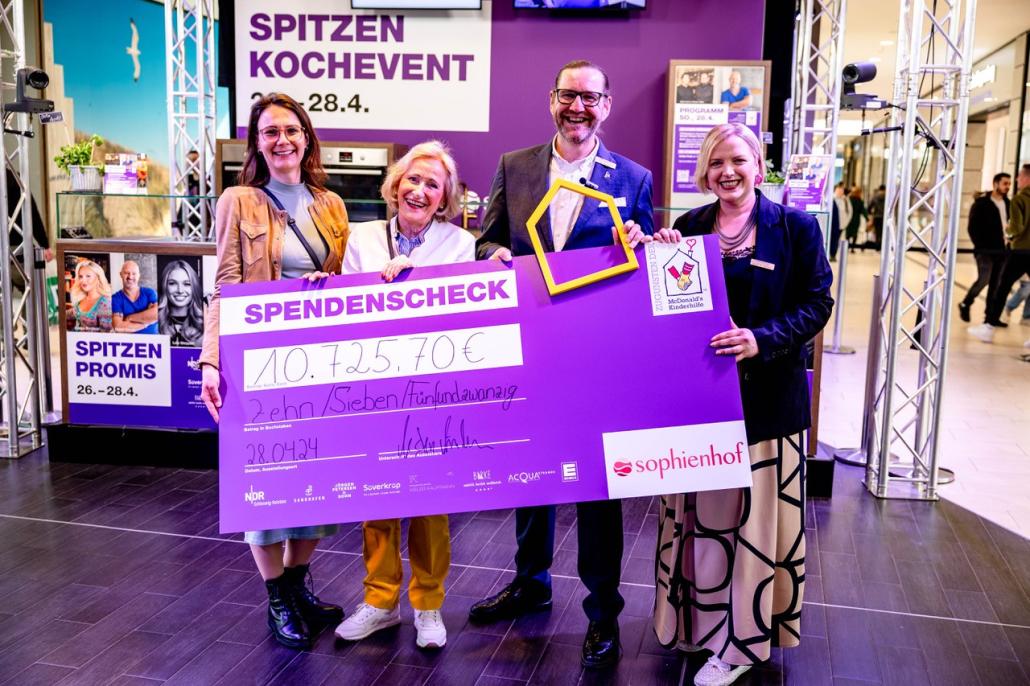 (V.l.): Tanja Schürmann (Hausleiterin Ronald McDonald Haus Kiel), 
Angelika Volquartz (Präsidentin des Freundeskreises Ronald McDonald Haus Kiel), Karsten Bärschneider (Center Manager Sophienhof Kiel) und 
Janine Heuck (Center Management...