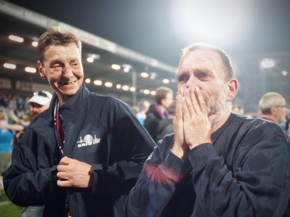Wie viele der Fans im Stadion, waren auch diese beiden Herren nach dem sehr emotional.