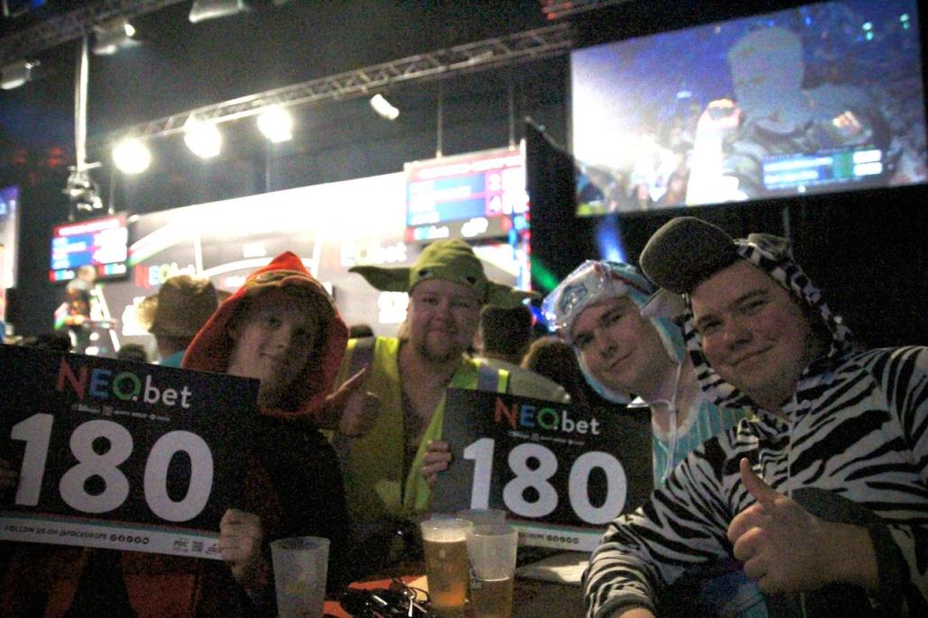 „Hoher&quot; Besuch: Diese vier Freunde kamen aus Finnland, um das Spektakel in Kiel zu besuchen.
