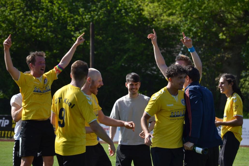 Grenzenlose Freude: Die 4. Mannschaft von UT Kiel spielt nächste Saison in der 9. Liga.