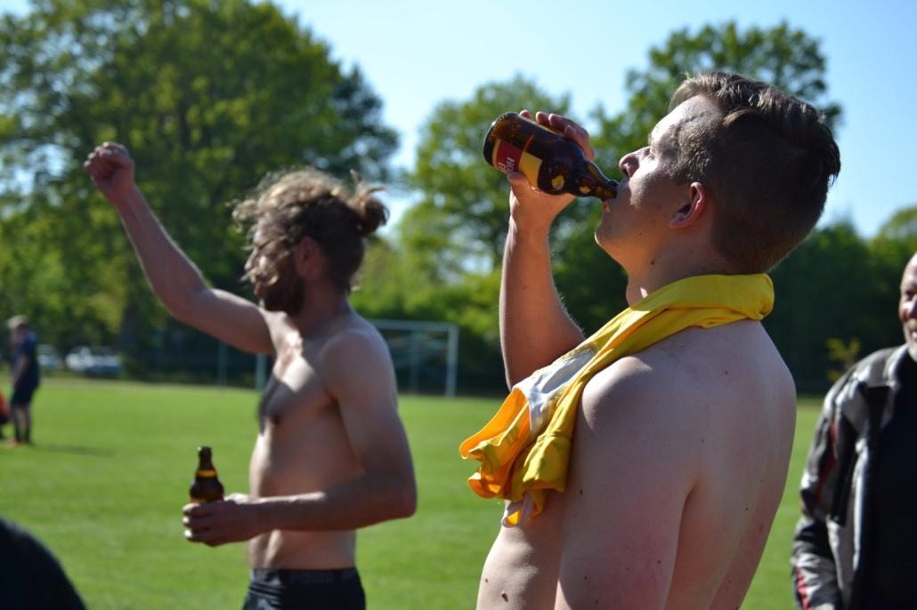 Profis am Glas: Nach dem Abpfiff ließen es sich die Spieler gut gehen.