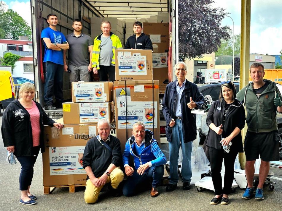 Klaus Teske, Rotary Club Kiel, und Pit Horst, Freunde- und Förderverein des UKSH, (vor dem Lkw, in der Mitte), Prof. Dr. Dieter Kabelitz, Rotary Club Kiel (stehend, rechts daneben) und Dr. Hryhoriy Lapshyn, Klinik für Chirurgie, Campus Lübeck,...