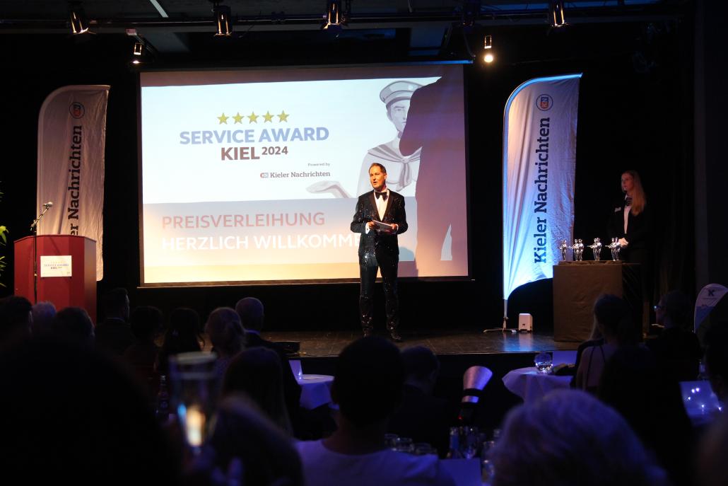 Top-Stylist, Visagist und Moderator Björn Donner führte die Gäste beim Kieler Service Award 2024 durch den Abend und überreichte insgesamt sieben silberne Fiete-Awards.
