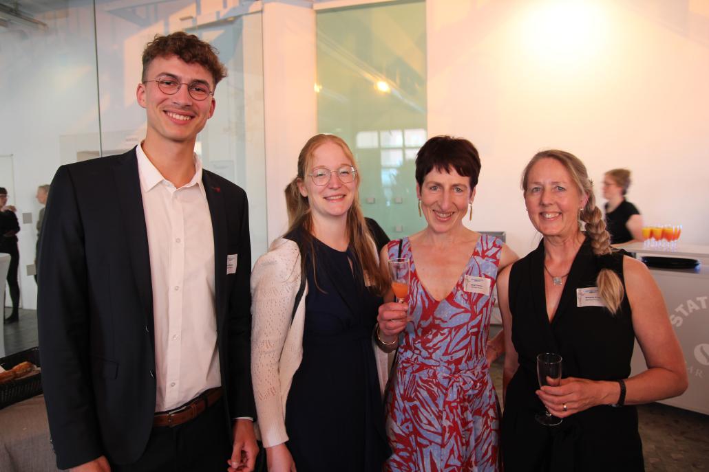 Inhaberin vom Weinhaus Tiemann Birgit Tiemann (2.v.r.) und Team erhielten besonders begeisterten Applaus, als sie den Service Award in der Kategorie Einzelhandel gewannen.