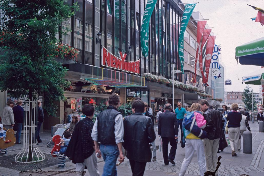 Dieses Foto ist eines von vielen in der Ausstellung "Kaufrausch. Konsum und Warenwelten der 1980er Jahre.