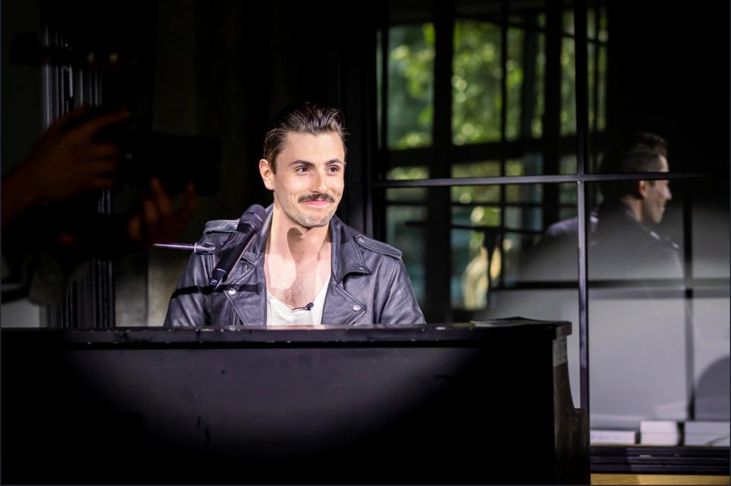 Valentin Findling ist Freddy Mercury: Während er mit seiner Band sonst die großen Hallen füllt, trat er als exklusiver Show-Act für falkemedia im FLEET auf.
