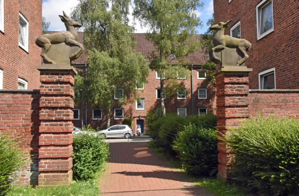 Für einen Hofeingang an der heutigen Verdieckstraße gestalteten Erich Schmidt-Kabul und Alwin Blaue Gazellen aus Sandstein.