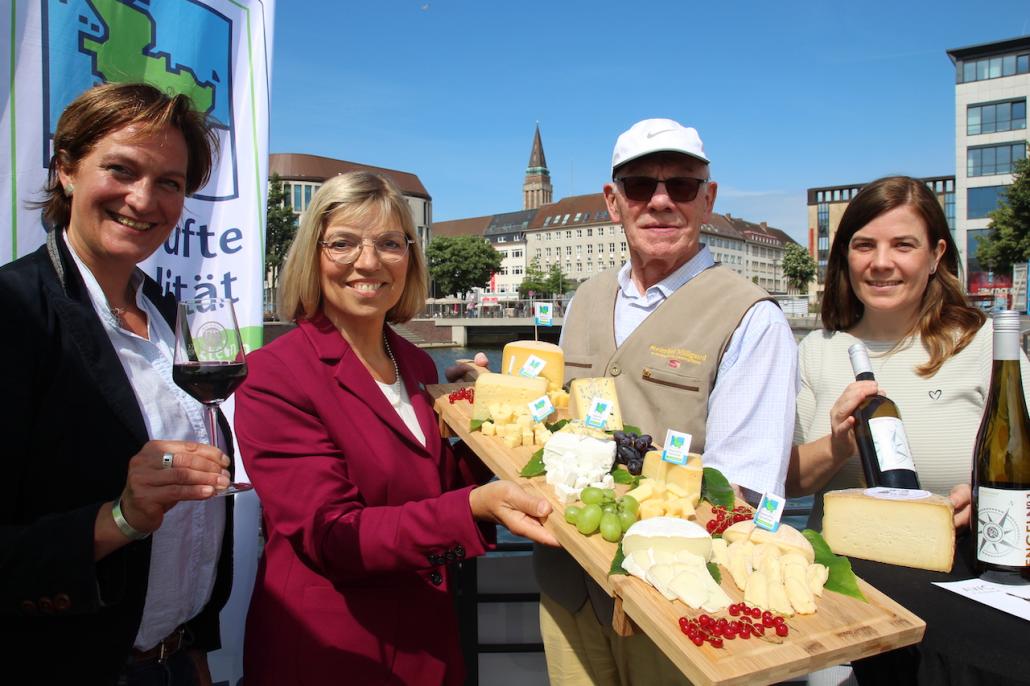 Melanie Engel (Weingut Ingenhof), Ute Volquardsen (Präsidentin Landwirtschaftskammer), Detlef Möllgaard (Meierhof Möllgaard) und Kathrin Brandl (Projektleiterin Kiel-Marketing (V.l.) sehen präsentieren die "Kleine Käsestraße"