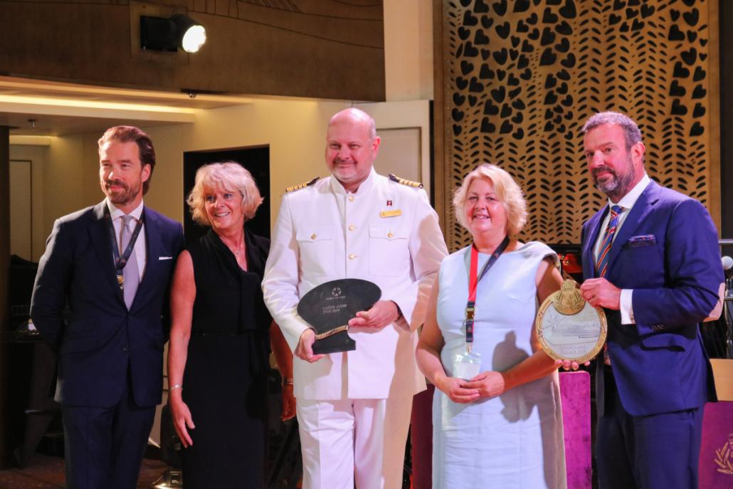 Feierliche Plakettenzeremonie: Sartori &amp; Berger Geschäftsführer Jens Broder Knudsen, Cunard Deutschland Chefin Anja Tabarelli, Kapitän David Hudson, 
Stadtpräsidentin Bettina Aust und Port of Kiel Geschäftsführer Dr. Dirk Claus (v.l.n.r.)