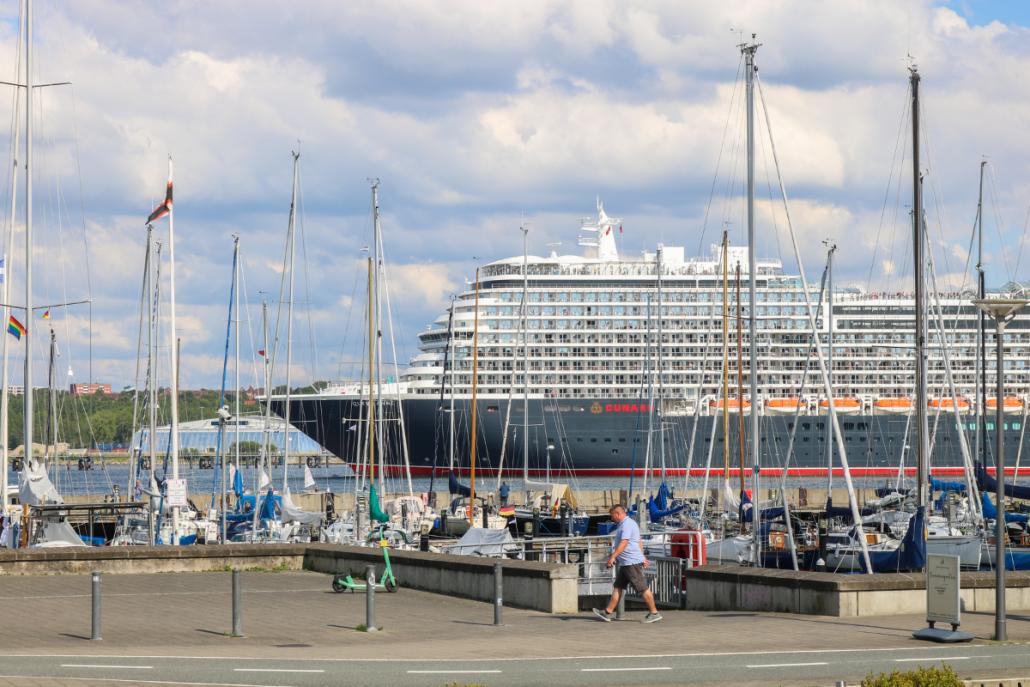 Bester Blick auf das Auslaufen der Queen Anne
 vom Hotel Kieler Yacht-Club aus