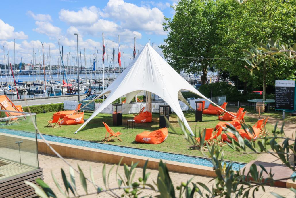 Perfekter Ort zum Entspannen: der Sommergarten vom Hotel Kieler Yacht-Club