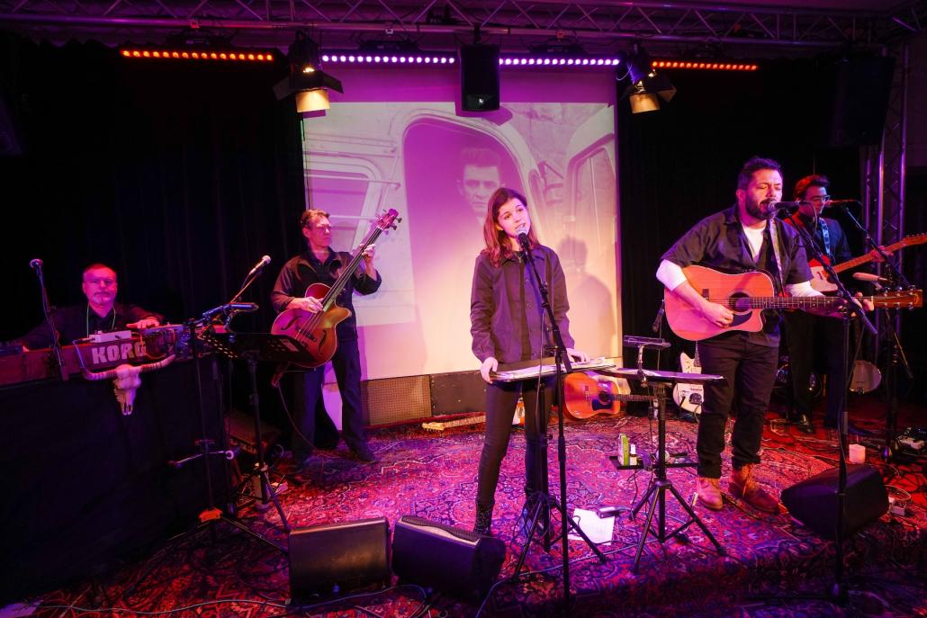 Dass Eva Kewer singen kann, beweist sie unter anderem im gefeierten Johnny-Cash-Abend „Last night I had the strangest dream“ an der Seite von Marko Gebbert.