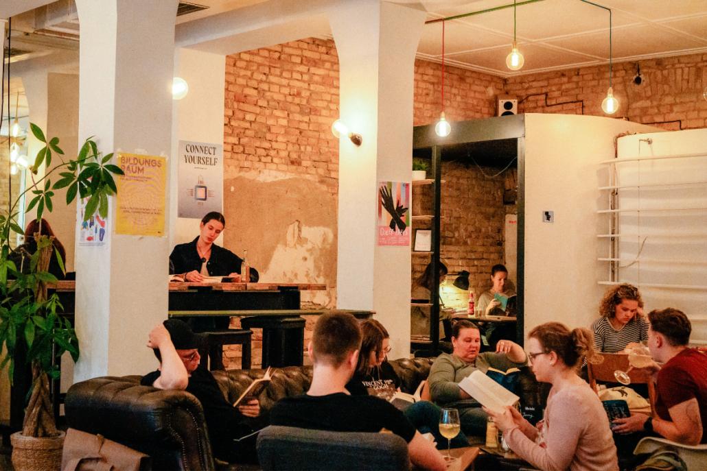 Zwar hat sich das Kieler Wetter während der Reading Party im Coworking Café COBL nicht von seiner besten Seite gezeigt. Dafür wurde es drinnen umso gemütlicher!