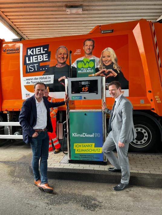 Willer-Geschäftsführer Axel Niesing (links) und Staatssekretär Tobias von der Heide bei der feierlichen Premiere von KlimaDiesel90 auf der Kieler Gutenbergstraße