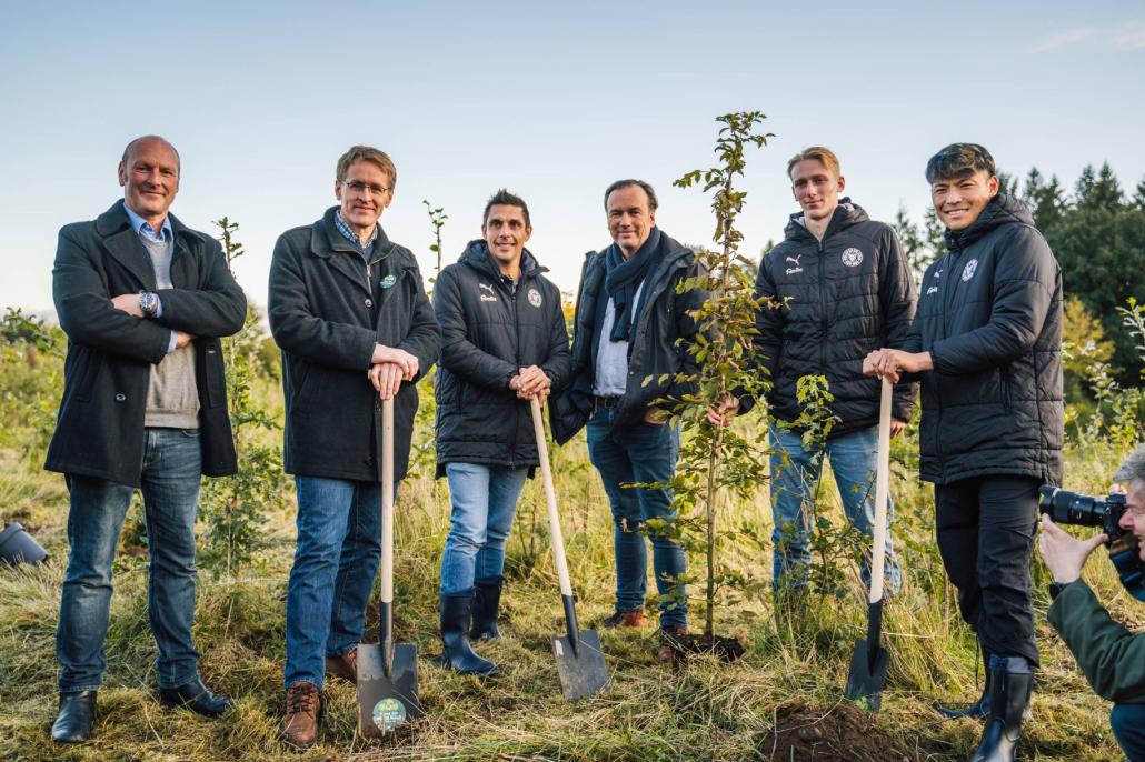 Ran an die Spaten bei 250.000 Quadratmetern Willerwald (v.l.): Willer-Geschäftsführer Georg Willer, Ministerpräsident Daniel Günther, Holstein-Kiel-Trainer Marcel Rapp, Willer-Geschäftsführer Axel Niesing und die Holstein-Kicker Colin Kleine-Bekel und Shuto Machino sorgten beim Jubiläumsevent im Oktober 2023 für noch mehr WillerWald