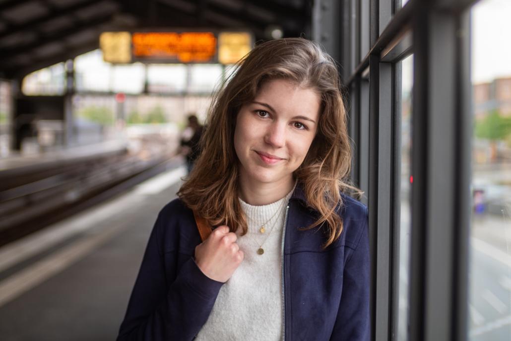 Eva Kewer hat sich viel Zeit für ein ausführliches Gespräch mit uns über ihren persönlichen Werdegang, aber auch das Theater als Ganzes genommen.