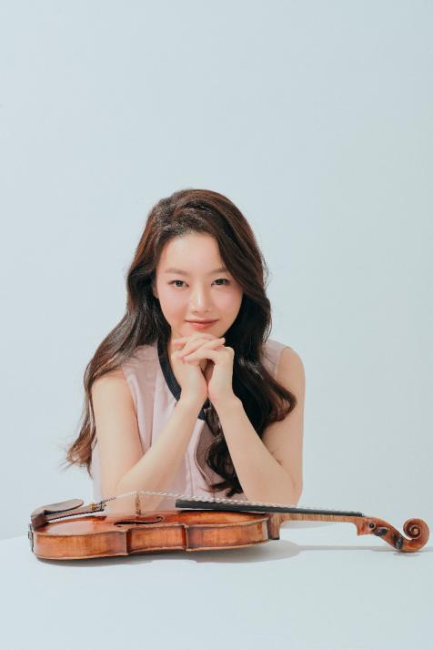 Die südkoreanische Star-Geigerin spielt mit den besten Orchestern in den weltweit renommiertesten Häusern. Da dürfen die NDR Radiophilharmonie und die Royal Albert Hall des Nordens nicht fehlen.
