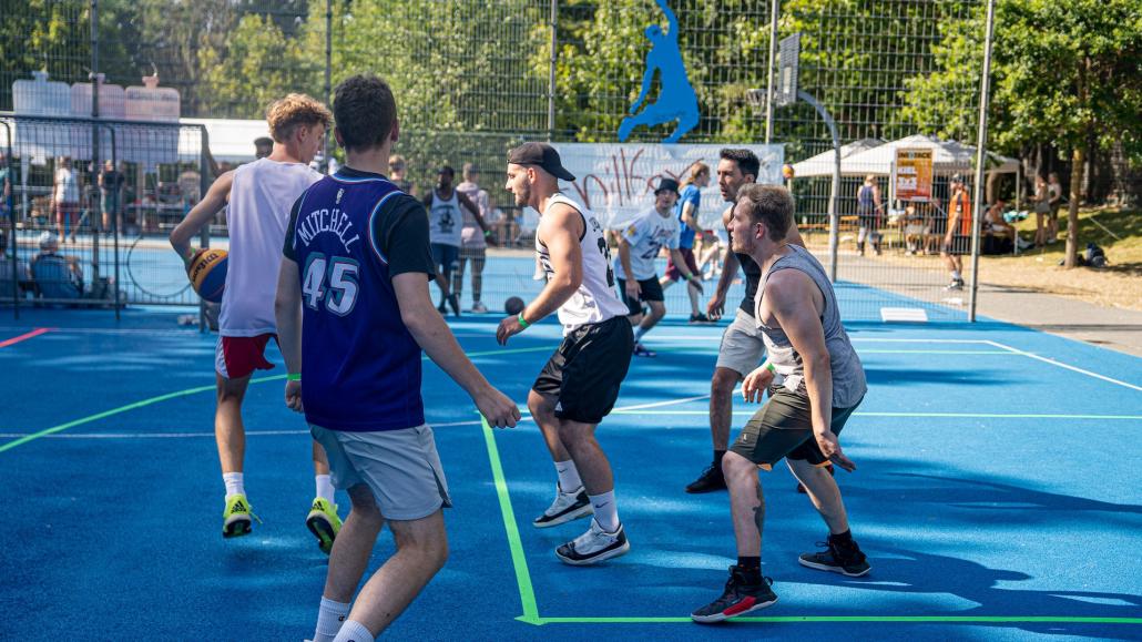 Engagiere dich gegen Rassismus während du die olympische Sportart 3x3 Basketball spielst.