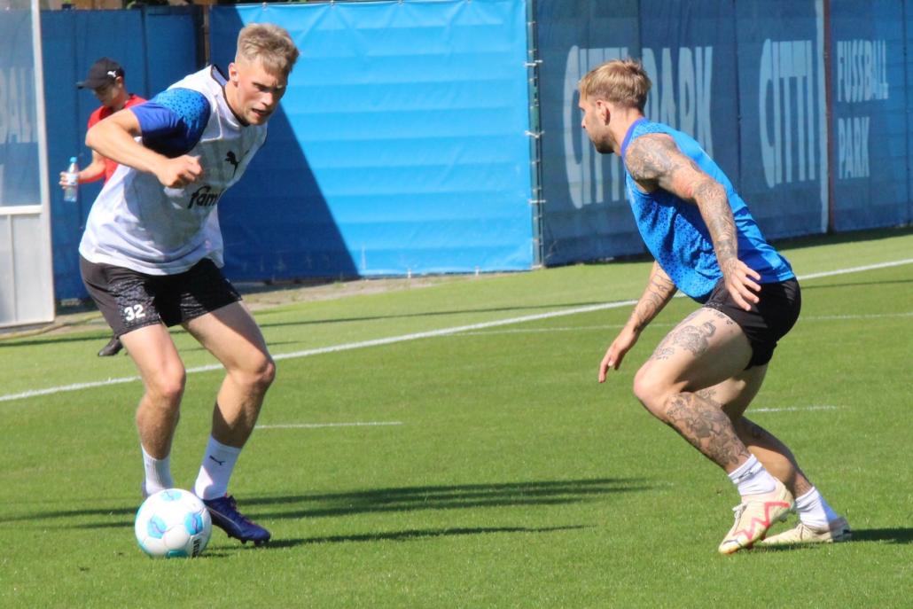Jonas Sterner (links) will am Neuzugang Tymoteusz Puchacz vorbei.