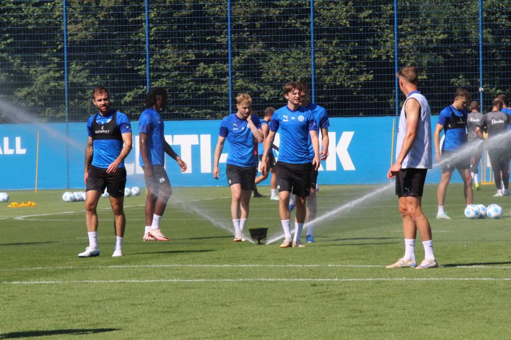 Ganz schön warm: Holstein Kiel ist mitten in der Vorbereitung auf das erste Pokalduell gegen Alemannia Aachen am Samstag, den 17. August (18 Uhr).