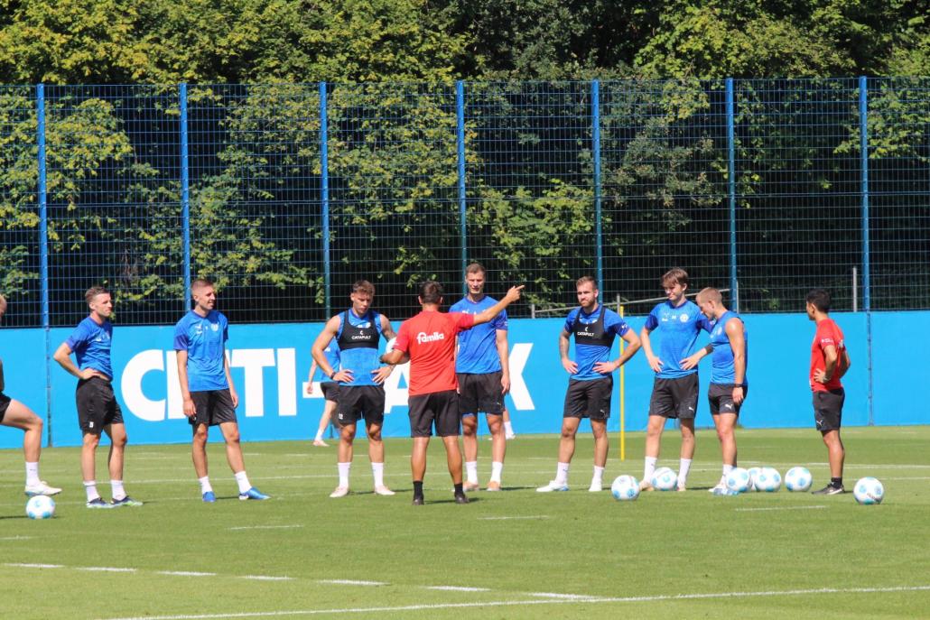 Trainer Marcel Rapp gibt seinen "Störchen" Anweisungen für die bevorstehende Trainingsübung.