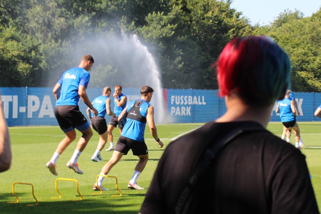 Bei heißen Temperaturen schonten sich die Kicker von Holstein Kiel nicht, um fit für die Pokal-Premiere als Erstligist zu werden.