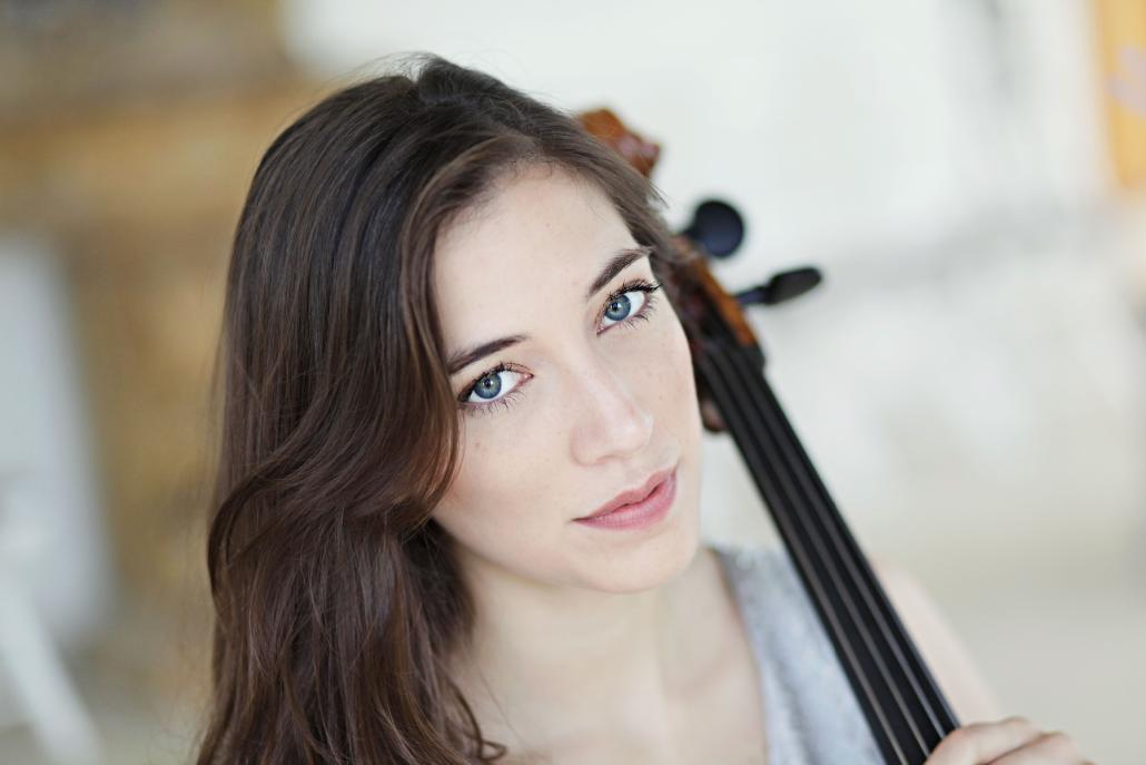 Die franko-belgische Ausnahmekünstlerin Camille Thomas ist die erste Cellistin seit über 40 Jahren mit Exklusiv-Vertrag der Deutschen Grammophon.