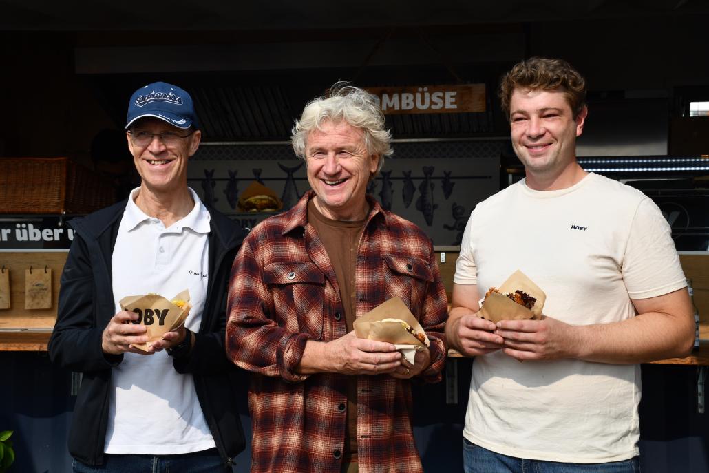 Dirk Lonnemann (The Bay Areas), Uwe Wanger (Kiel-Marketing) und Julius Rabe (MOBY; v.l.) machen aus einer Idee einen Seafood Genuss.