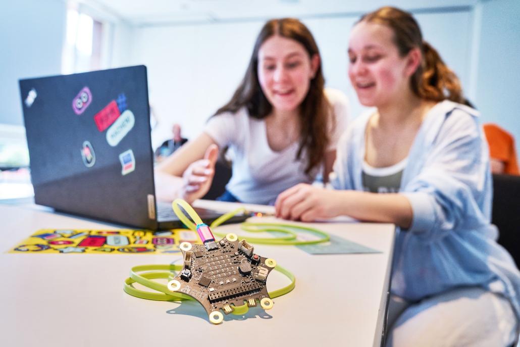 Wie wird Digitalisierung zur Normalität? Mit dem Calliope aus dem IT2School-Modul B8 einen eigenen Tresor bauen.