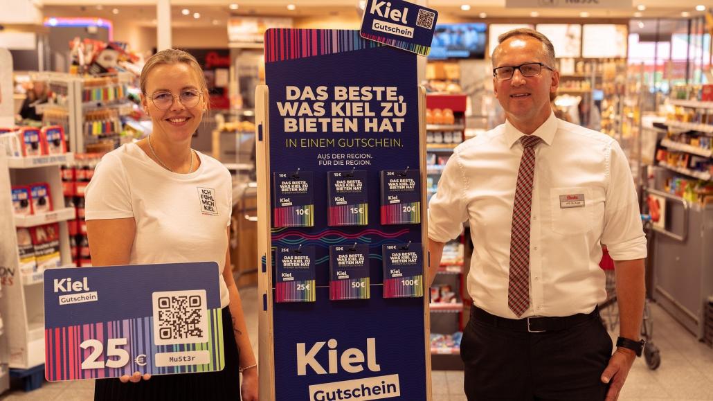 Ina Runge, Leitung Digitalisierung lokale Wirtschaft von Kiel-Marketing und Kai Glage, Warenhausleiter famila Kiel-Meimersdorf.