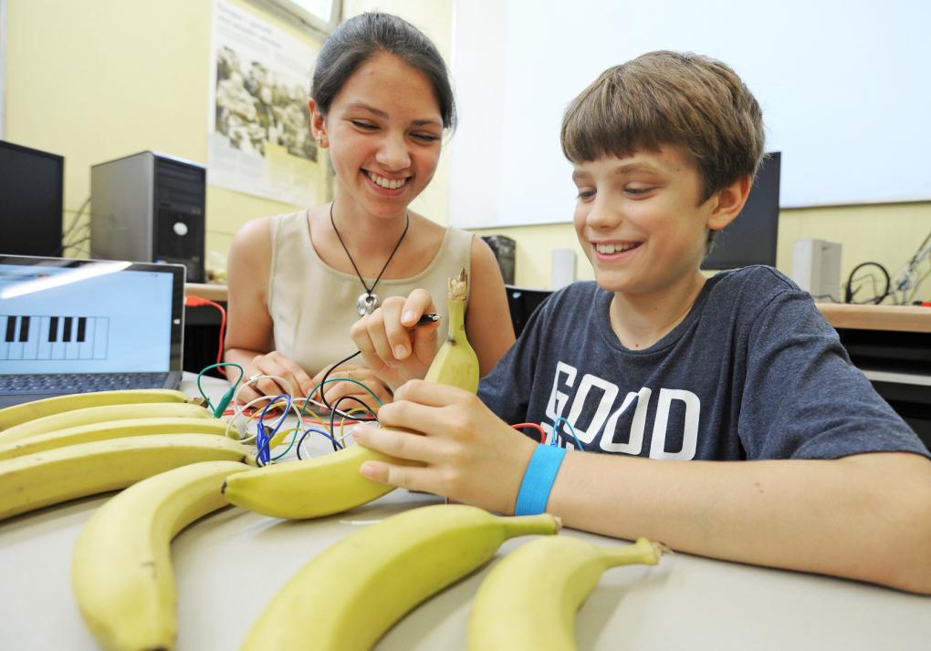 IT2School-Modul „Mein Anschluss“: Mithilfe eines Controllers Eingabegeräte 
kreativ selbst gestalten und dafür Programme entwickeln.