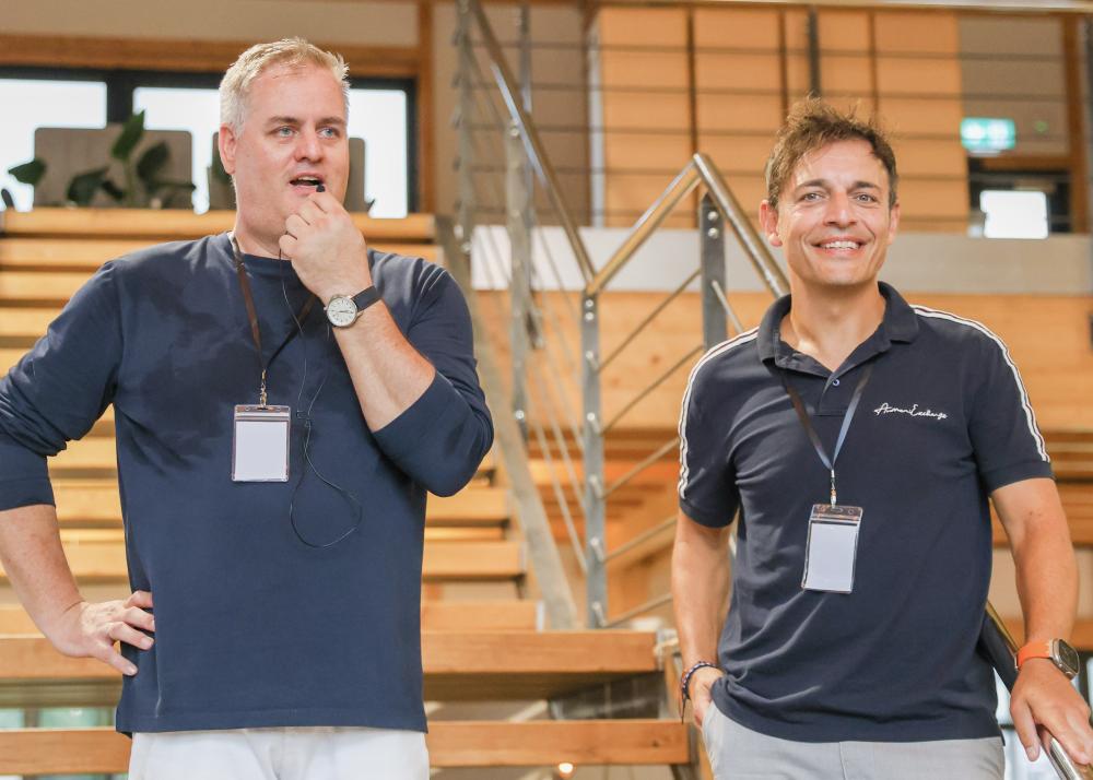 KTV-Wirtschaftsratsmitglied Michael Sevenheck (l.) und falkemedia-Gründer und CEO Kassian Alexander Goukassian empfingen ihre Gäste im Green Campus Schönkirchen.