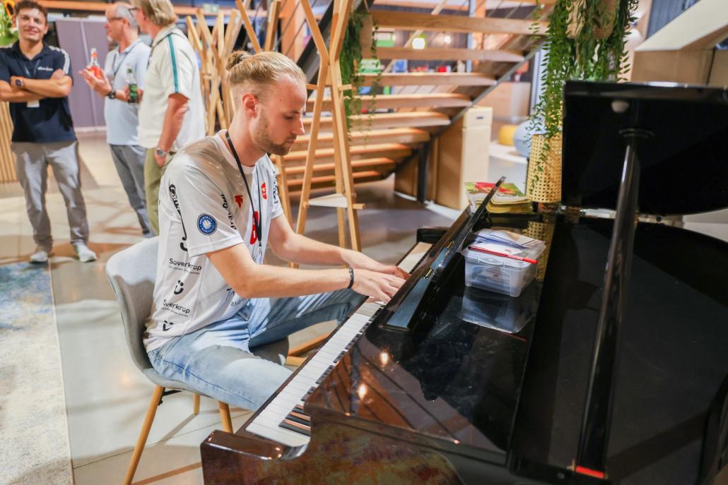 Ein Mann mit vielen Talenten: Spontan setzte sich KTV-Adler Mats Jürgensen an den Flügel und sorgte für gute Stimmung unter den Gästen.