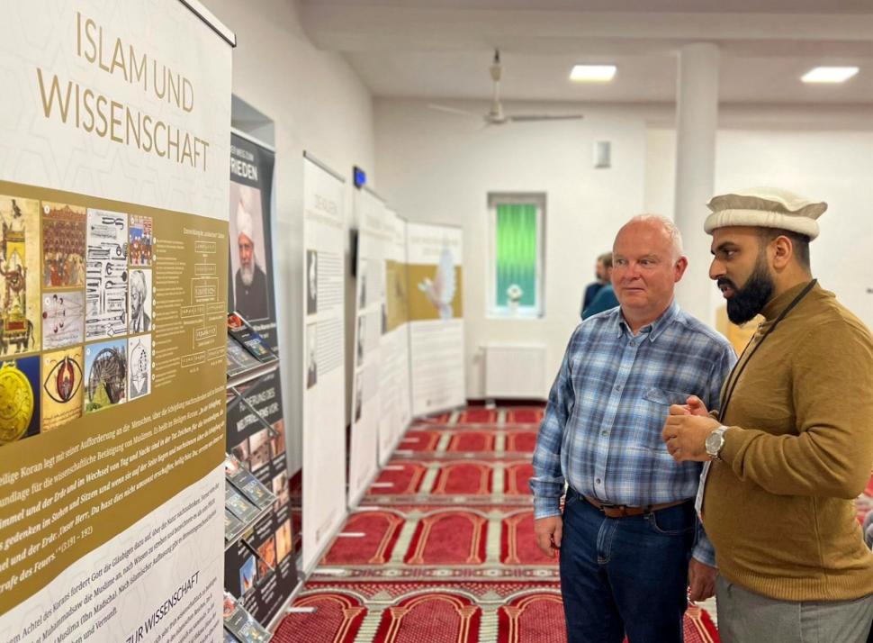 Der Tag der offenen Moschee findet traditionell am 3. Oktober (Tag der Deutschen Einheit) statt, um die Zugehörigkeit zu verdeutlichen.