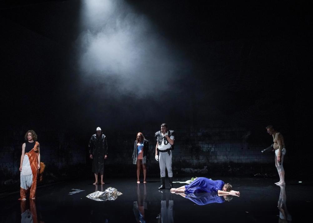 Am Ende wartet der Tod auf Elisabeth.
(v.l.n.r. Eva Kewer, Felix Zimmer, Yvonne Ruprecht, Alfons Klostermeyer (Marius Borghoff), Elisabeth (Isabel Baumert),  Imanuel Humm)