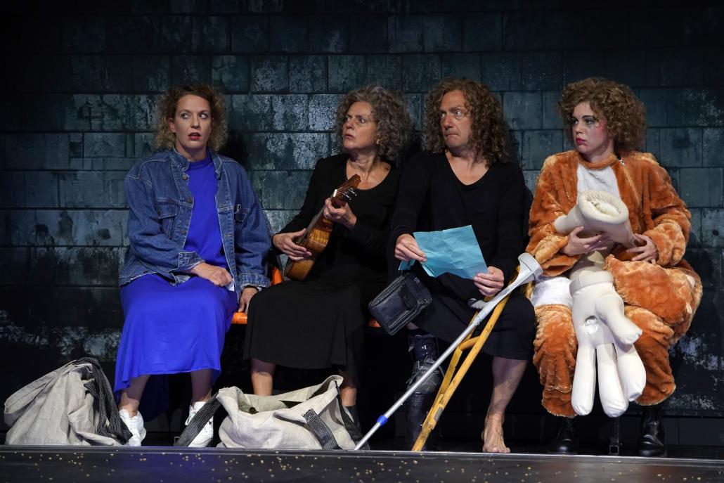 Absurde Bekanntschaften auf dem durch die fünf Bilder des Totentanzes.
(v.l.n.r. Elisabeth (Isabel Baumert), Yvonne Ruprecht, Felix Zimmer, Eva Kewer)